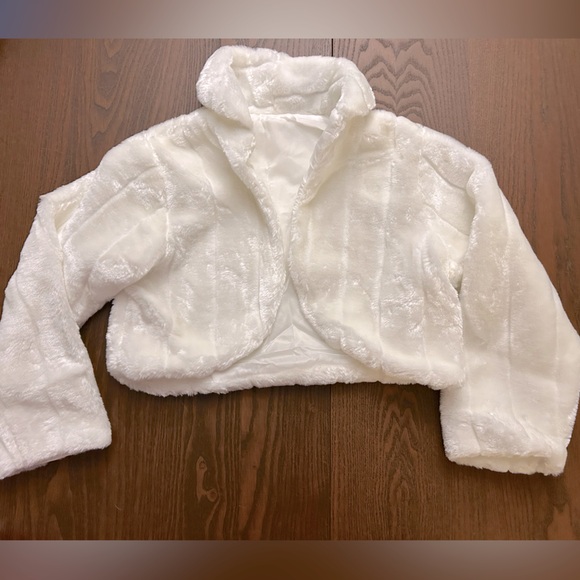 NWOT Girls Faux Fur shrug jacket size 100, size 4T - Picture 1 of 7